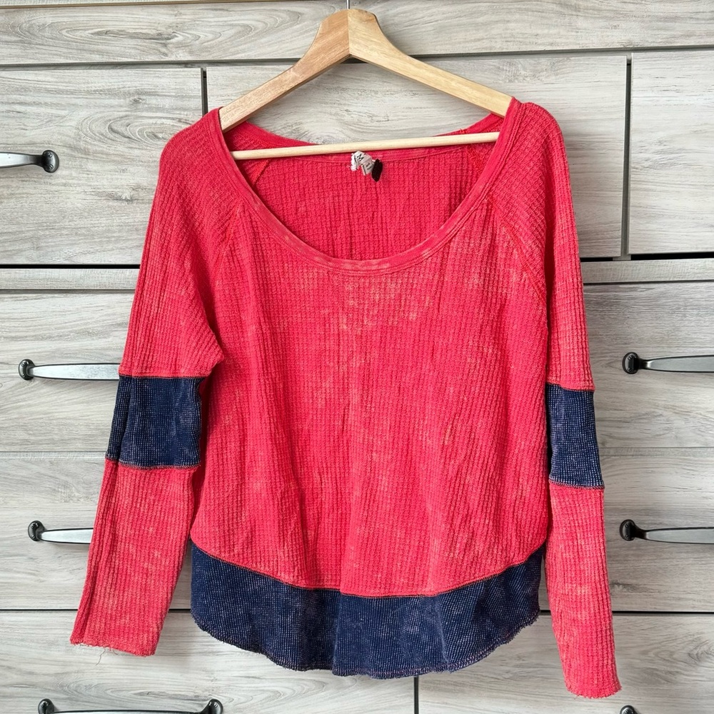 We the Free Free People Diamond Dozen Coral Red Distressed Thermal Top Size M